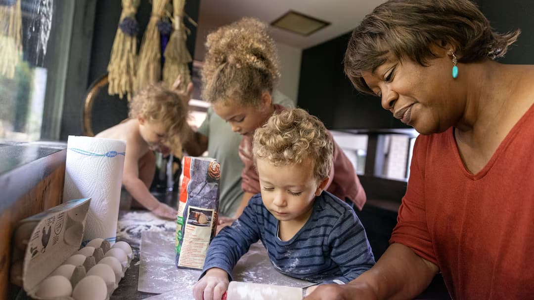 Mamma-e-bambini-preparano-dolci-in-cucina