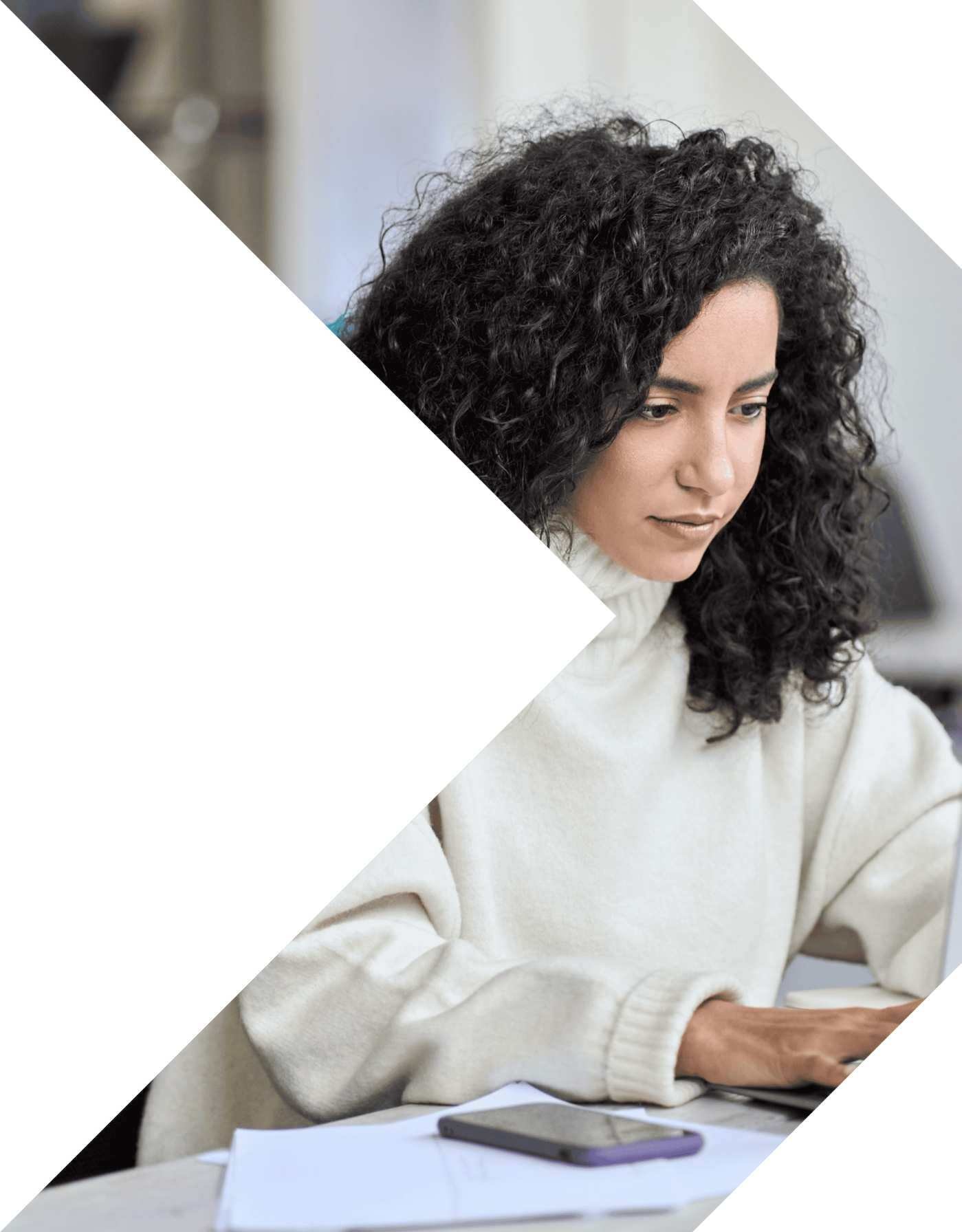 Una ragazza lavora concentrata al pc
