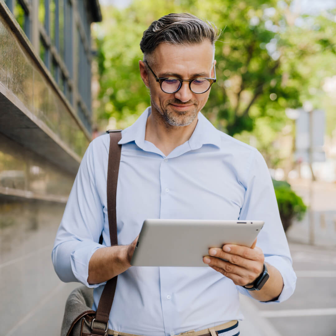 Una signora lavora al laptop concentrata