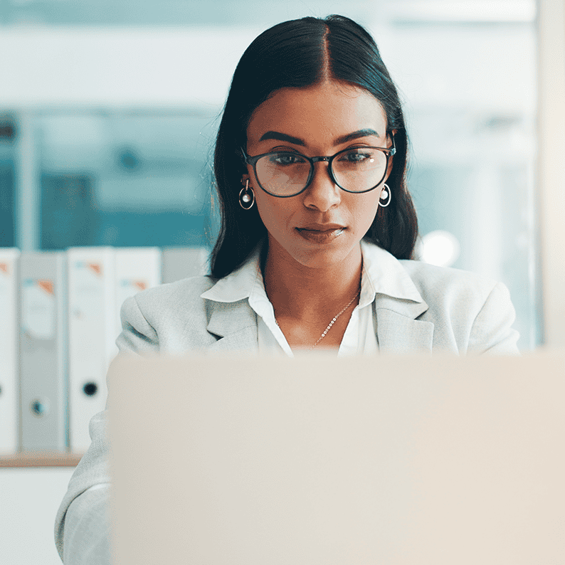 Una ragazza fissa concentrata il laptop